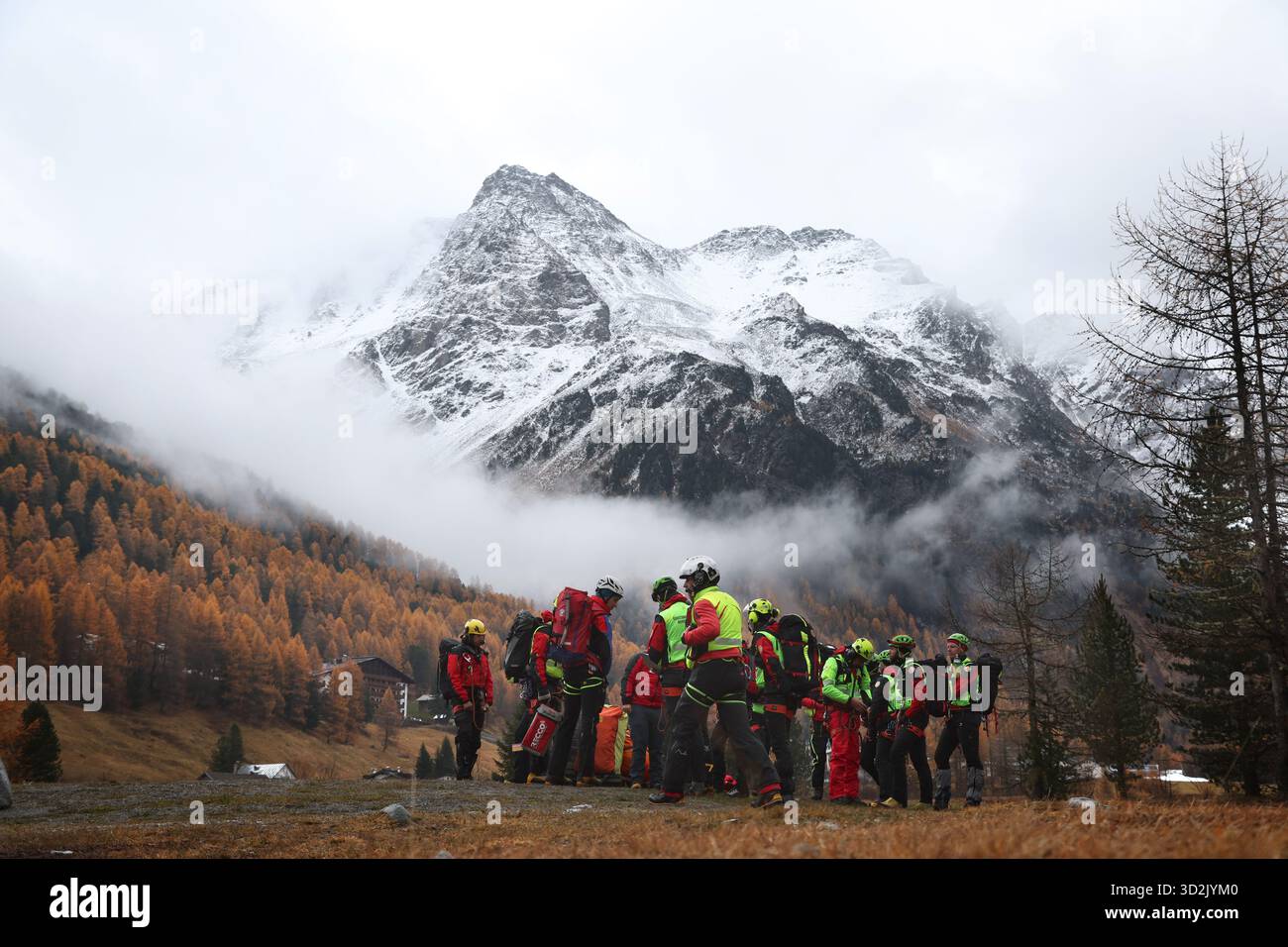 Bozen, Italien. November 2025. Mitglieder der Bergrettungstruppe warten auf den Rettungshubschrauber vor den verschneiten Ortlerbergen. Nach dem Tod von mindestens drei deutschen Bergsteigern bei einem Lawinenunfall in Südtirol wurde die Suche nach zwei Vermissten wieder aufgenommen. Quelle: Karl-Josef Hildenbrand/dpa/Alamy Live News Stockfoto