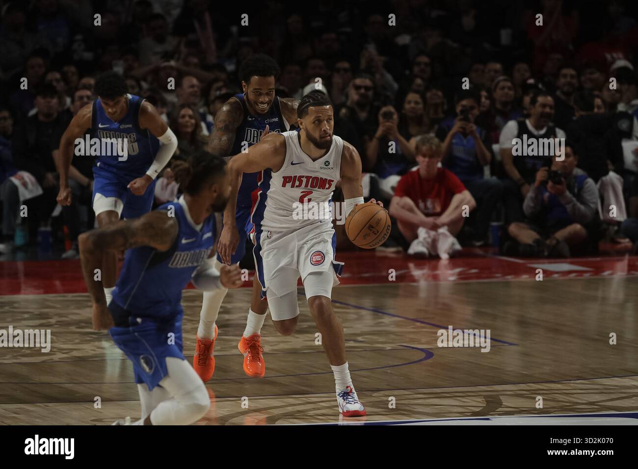 Mexiko-Stadt, Mexiko. November 2025. Cade Cunningham #2 der Detroit Pistons fährt den Ball während des Spiels gegen Dallas Mavericks in der Mexico City Arena. Detroit Pistons schlägt Dallas Mavericks 122–110. Am 1. November 2025 in Mexiko-Stadt. (Foto: Ian Robles/ Credit: Eyepix Group/Alamy Live News Stockfoto