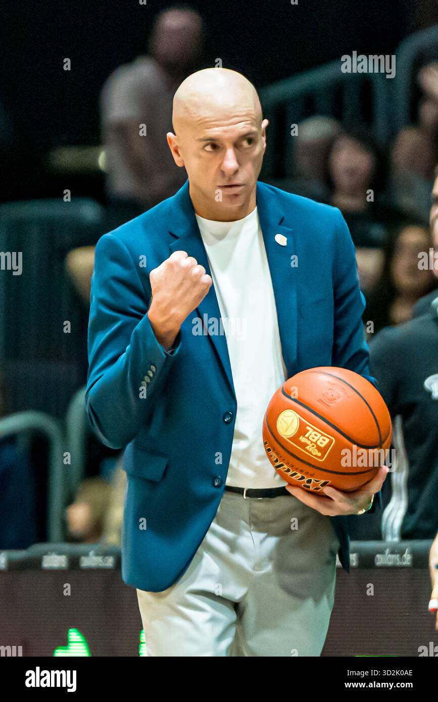 Chemnitz, Deutschland 01. November 2025: 1.BBL - 2025/2026 - Niners Chemnitz vs. Basketball Löwen Braunschweig im Bild: Cheftrainer Rodrigo Pastore (99) Ballt die Faust Stockfoto