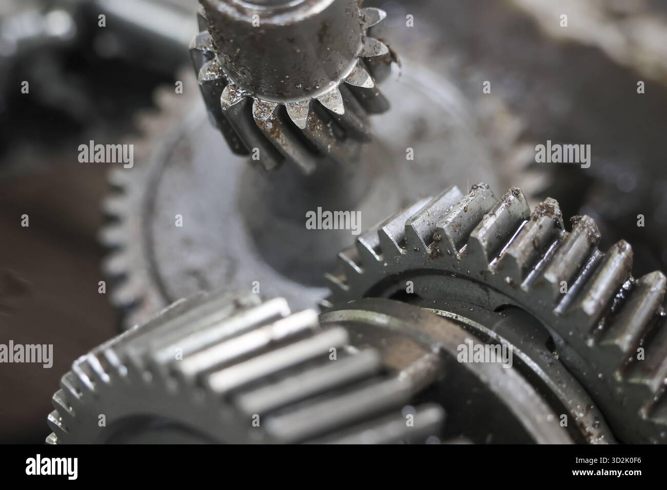 Nahaufnahme von ineinander greifenden Zahnrädern Sie stellen Verbindung und Zusammenarbeit dar, was auf mechanische Präzision und industriellen Fortschritt hindeutet. Dies evo Stockfoto