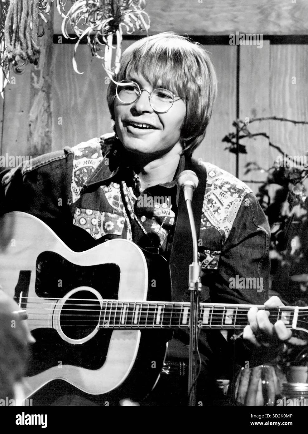 Werbefoto von John Denver, der Gitarre spielt, 1975 Stockfoto