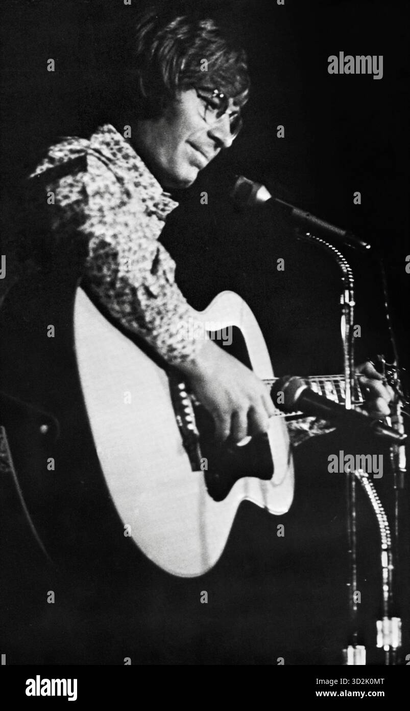 John Denver tritt in der Halenbeck Hall, St. Cloud State University, St. Cloud, Minnesota auf Stockfoto