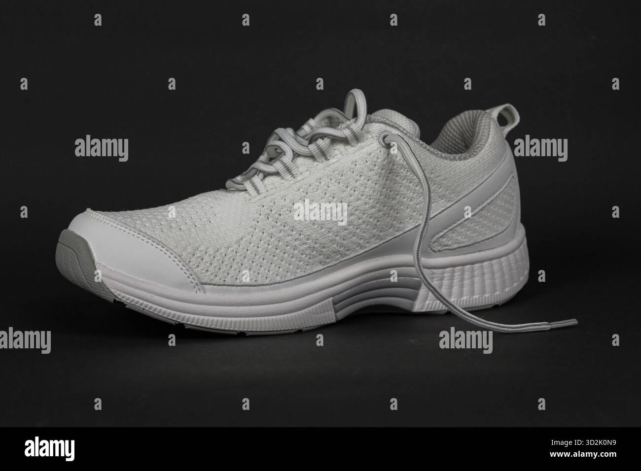 Elegante Sommerschuhe – weiße Schnürschuhe mit luftigem Mesh-Material für jeden Tag Stockfoto