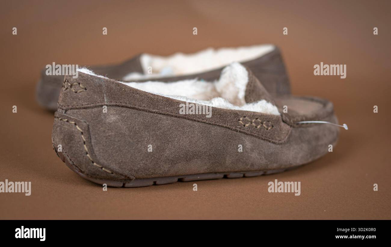 Stilvolle Winterschuhe aus Wildleder mit weicher Innenseite, perfekt für warme Füße drinnen und draußen Stockfoto