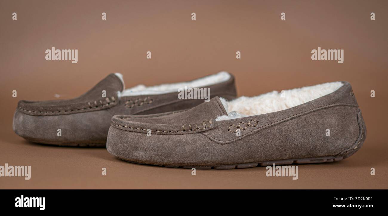 Gemütliche Stiefel für den Innen- und Außenbereich mit flauschigem Futter, ideal für entspannten Tragekomfort in der kalten Jahreszeit Stockfoto