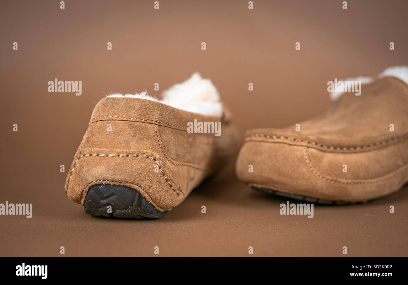 Warme Winterstiefel mit weichem Fellfutter für gemütlichen Komfort zu Hause und Spaziergänge bei kaltem Wetter Stockfoto