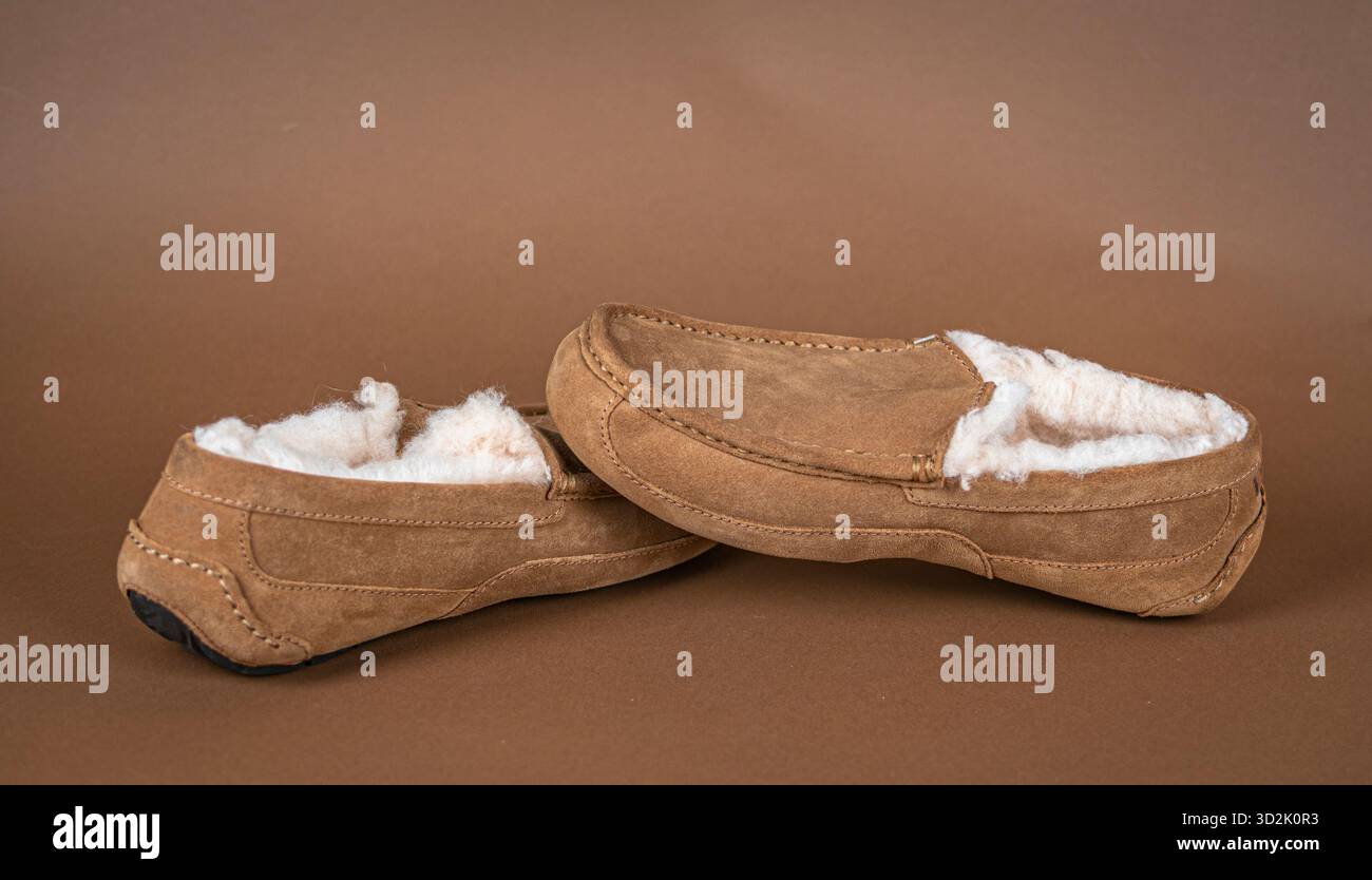 Weiche Winterschuhe mit Pelzfutter bieten Tragekomfort, Wärme und Style für den Heimgebrauch oder kühle Tage Stockfoto