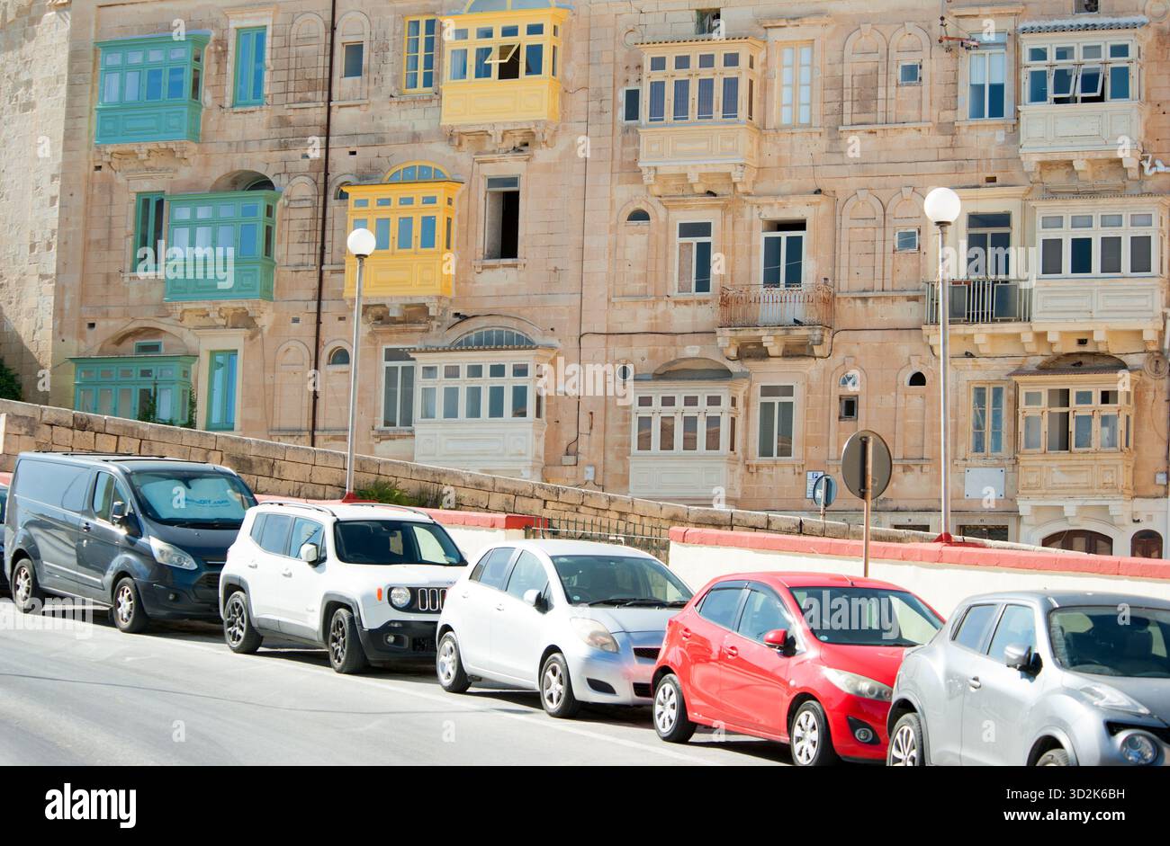 Traditionelles Gebäude mit farbigen Fenstern, Valletta, Malta Stockfoto