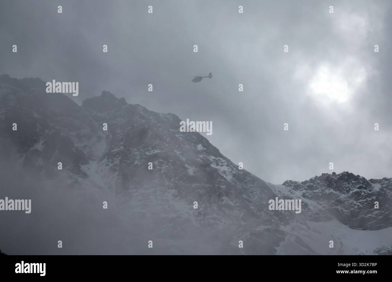 Bozen, Italien. November 2025. Ein Bergrettungshubschrauber fliegt vor dem verschneiten Ortlergebirge auf der Suche nach zwei vermissten Bergsteigern. Nach dem Lawinenunfall in Südtirol wurden auch die Leichen der beiden noch vermissten Deutschen gefunden. Es ist nun sicher, dass am Vortag insgesamt fünf Bergsteiger bei dem Unfall ums Leben kamen - alle aus Deutschland. Quelle: Karl-Josef Hildenbrand/dpa/Alamy Live News Stockfoto