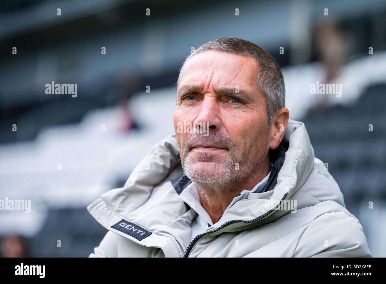 Almelo, Niederlande. November 2025. ALMELO, 11.02.2025, Stadion Asito, Saison 2025/2026, niederländischer Eredivisie Football, Spiel zwischen Heracles Almelo und PEC Zwolle, Foto zeigt Heracles Almelo Coach Hendrie Kruzen Credit: Pro Shots/Alamy Live News Stockfoto