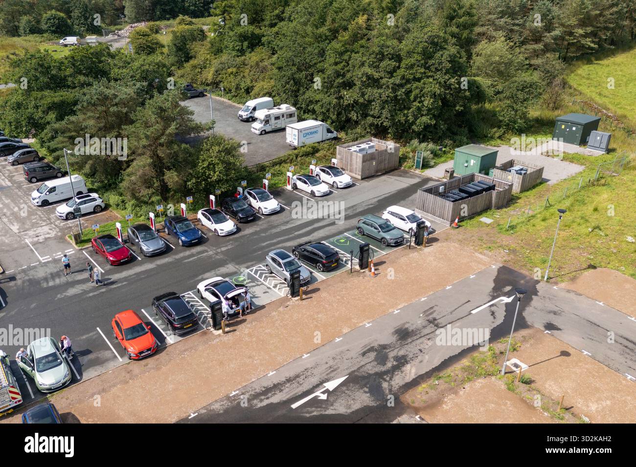 Luftaufnahme der EV-Ladestation, Tebay Services, Cumbria, Großbritannien. Stockfoto