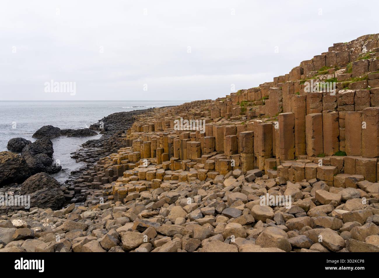 Blick auf den Giant's Causeway, ein UNESCO-Weltkulturerbe in der Nähe von Bushmills, Nordirland, Großbritannien. Stockfoto