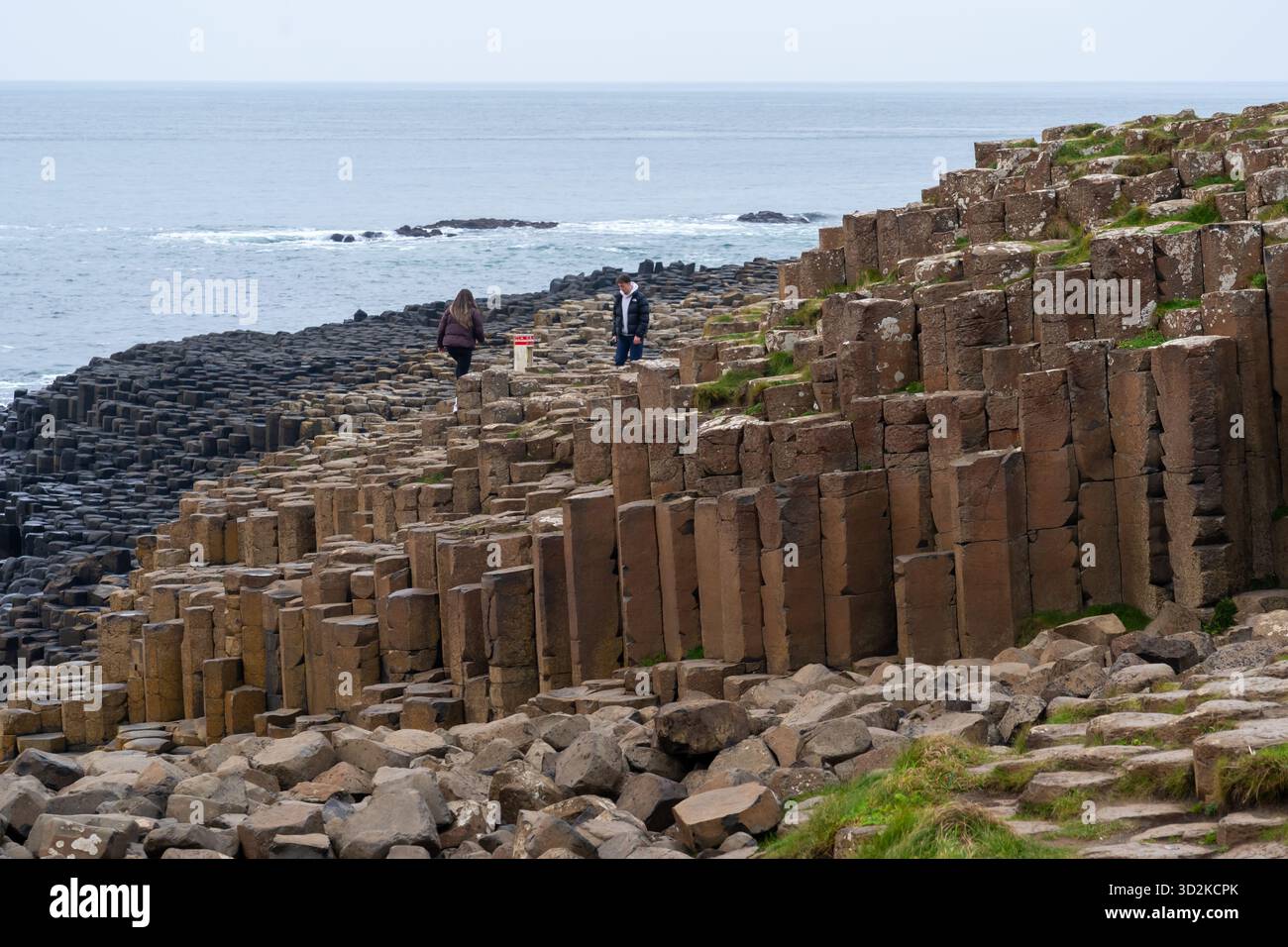 Besucher besuchen Giant's Causeway, ein UNESCO-Weltkulturerbe in Bushmills, Nordirland. Stockfoto