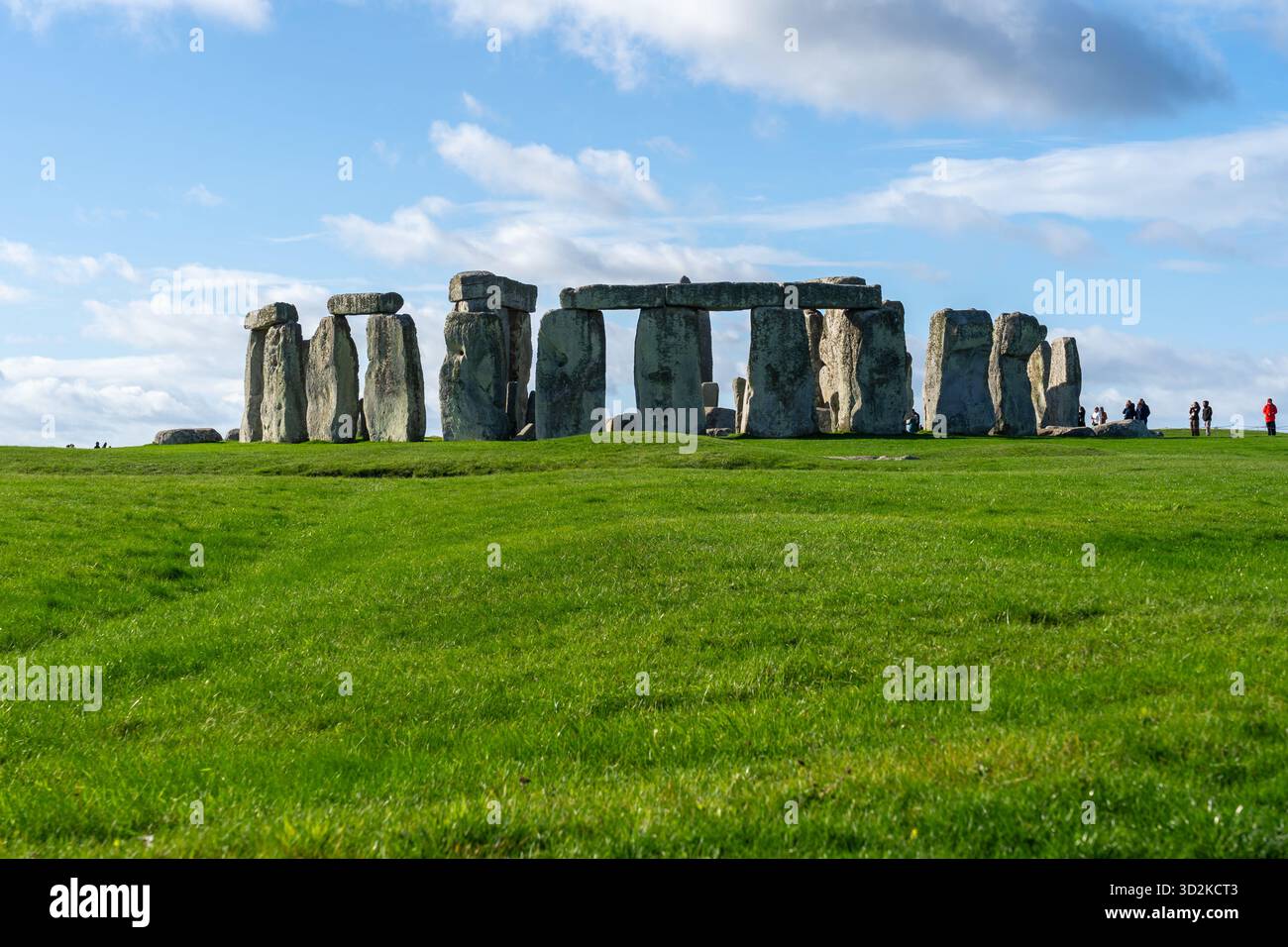 Besucher besuchen Stonehenge, das prähistorische Weltkulturerbe der Megalithen auf der Salisbury Plain, Großbritannien. Stockfoto