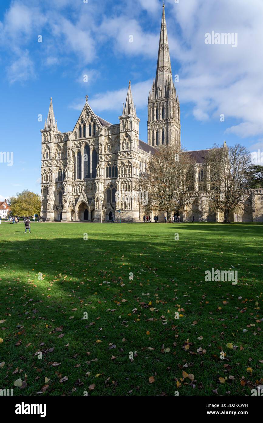 Außenansicht der Kathedrale von Salisbury in Salisbury, England, Großbritannien. Stockfoto