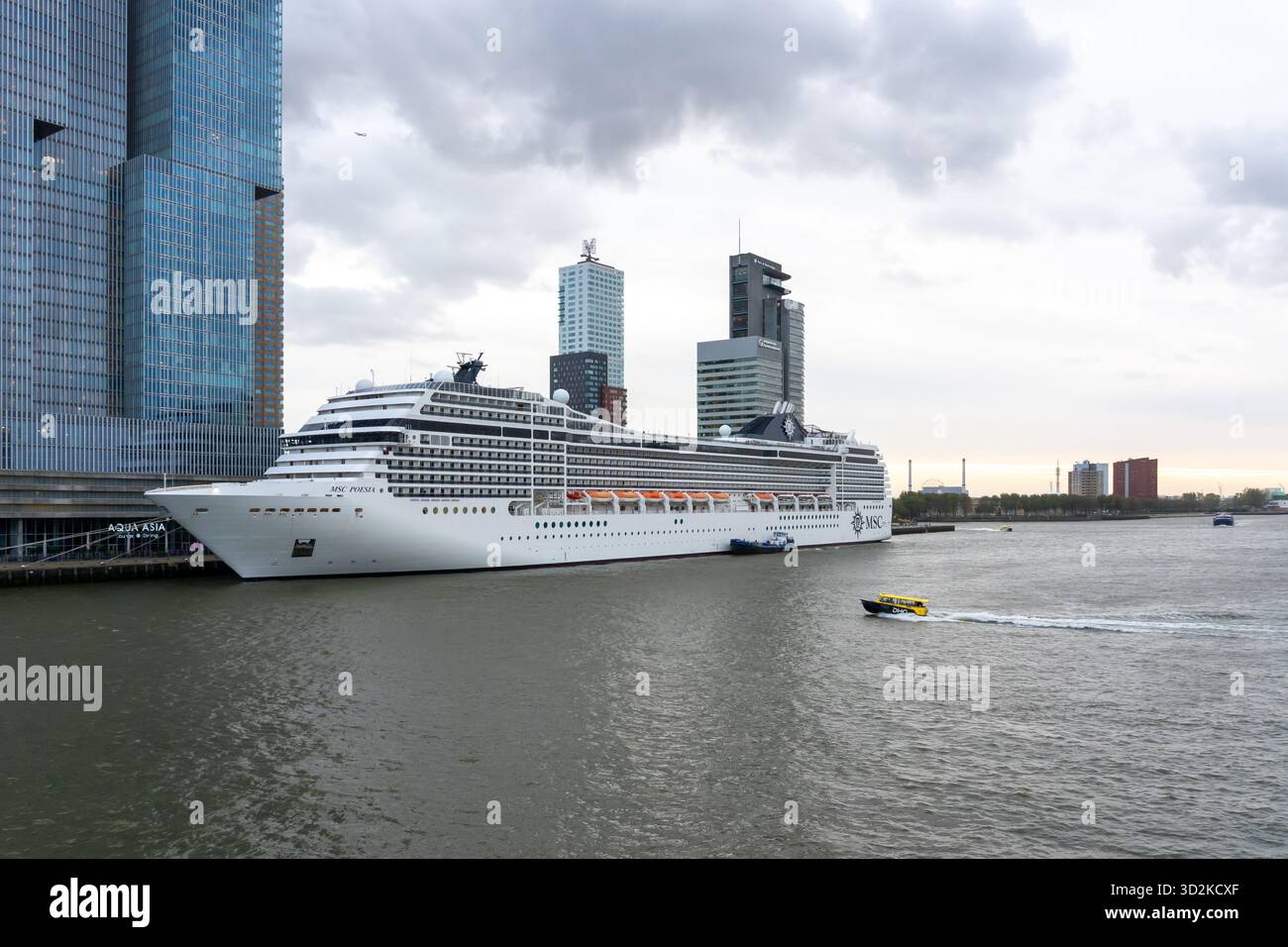 Ein Kreuzfahrtschiff der MSC Poesia im Hafen von Rotterdam, Niederlande. Stockfoto