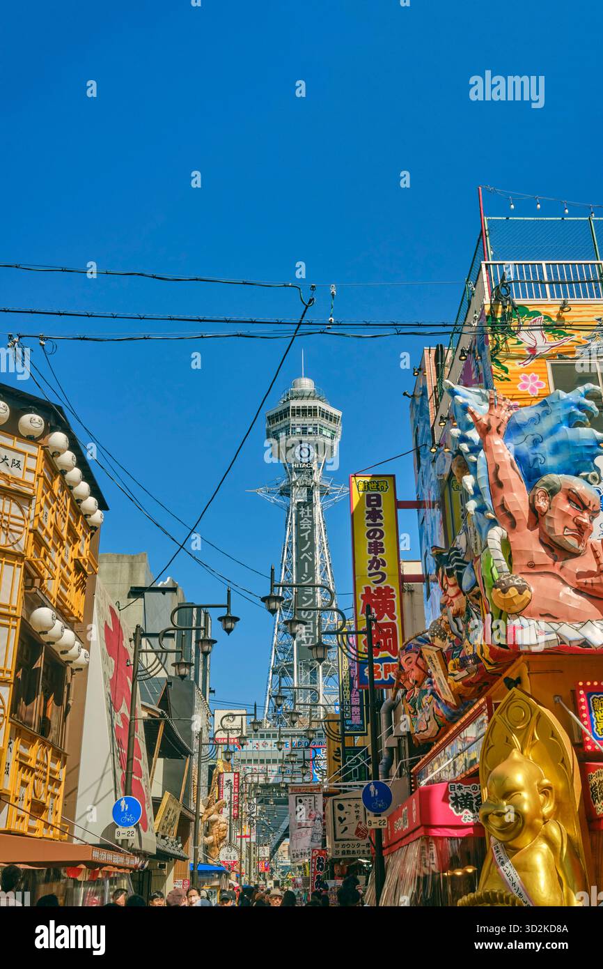 Der Tsutenkaku-Turm in Osaka, Japan, ist ein Wahrzeichen des Shinsekai-Viertels Stockfoto