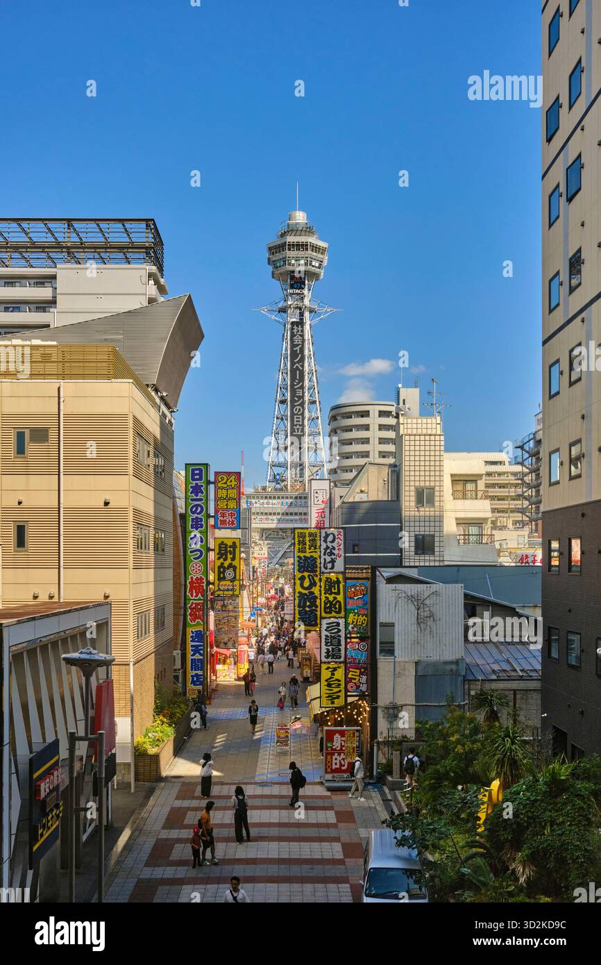 Der Tsutenkaku-Turm in Osaka, Japan, ist ein Wahrzeichen des Shinsekai-Viertels Stockfoto