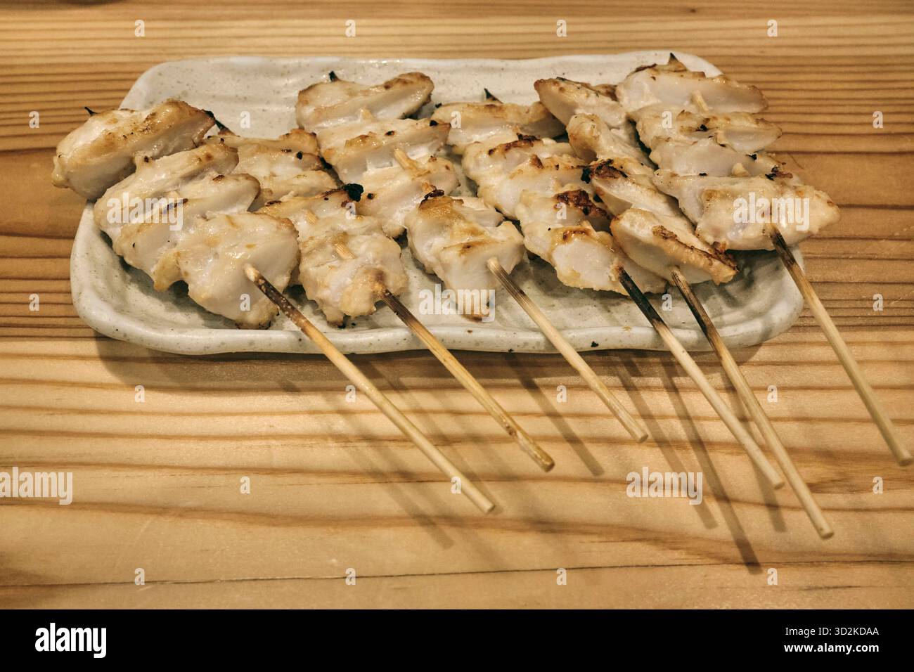 Ein Teller mit saftigen Yakitori-Spießen, Japan Stockfoto