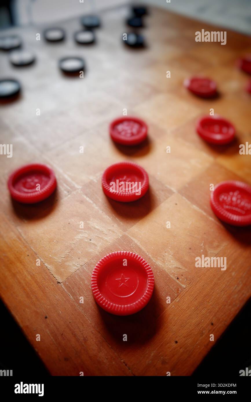 Altes, abgenutztes Schachbrettspiel Stockfoto