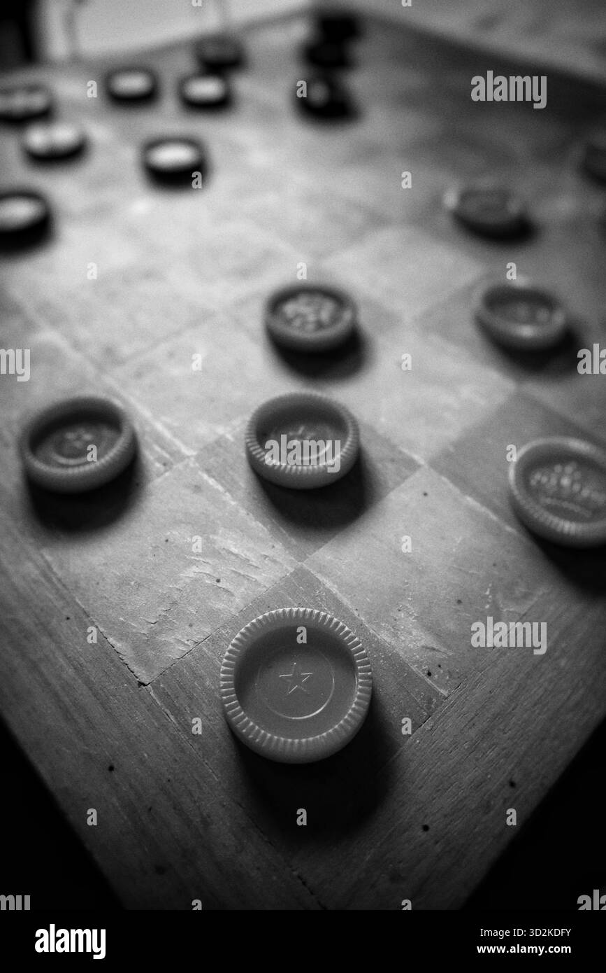 Altes, abgenutztes Schachbrettspiel in Schwarz und weiß Stockfoto