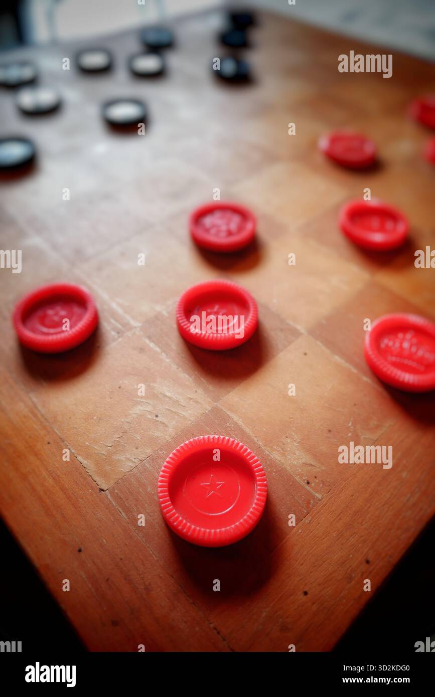 Altes, abgenutztes Schachbrettspiel Stockfoto