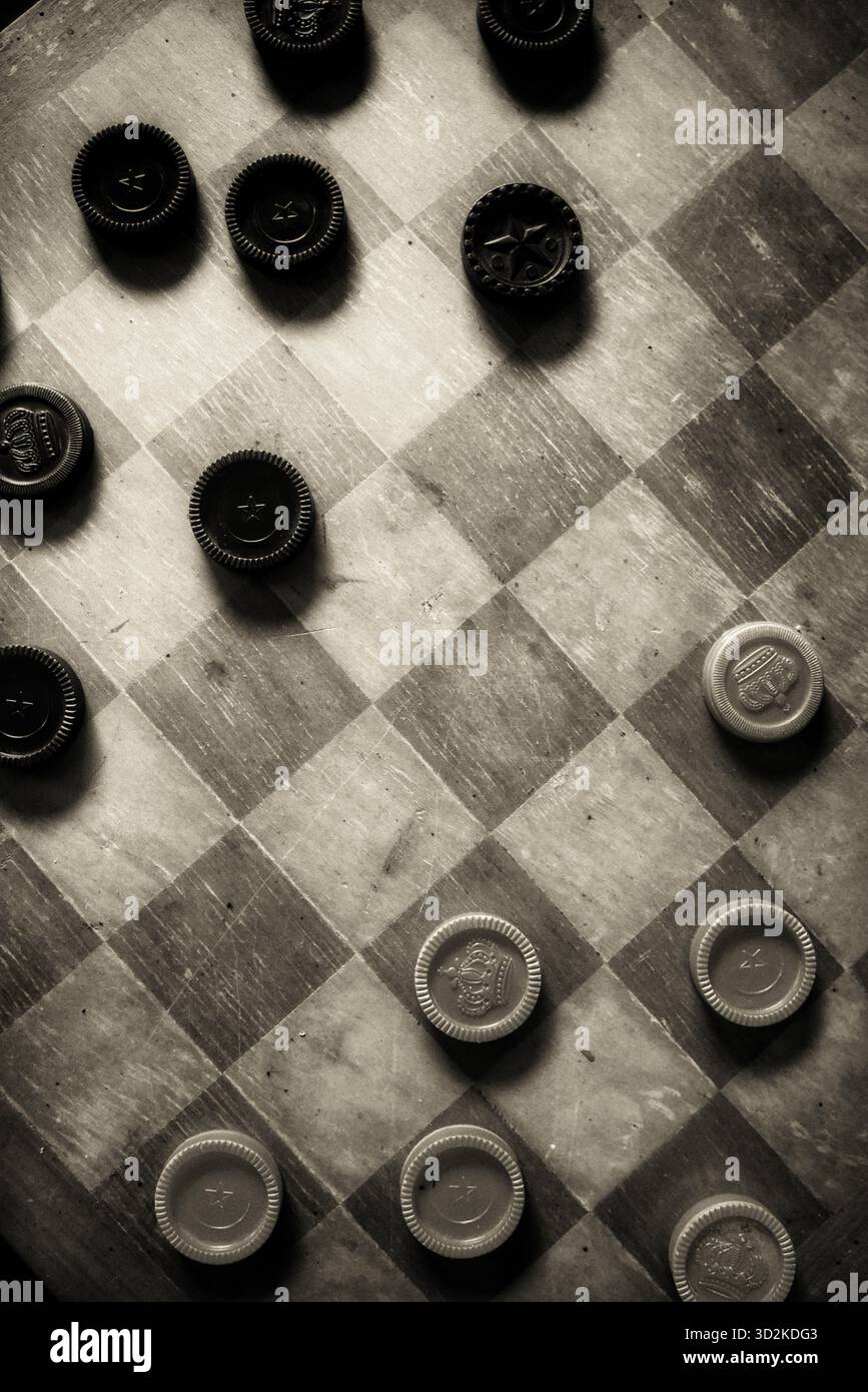 Altes, abgenutztes Schachbrettspiel in Sepia-Ton Stockfoto