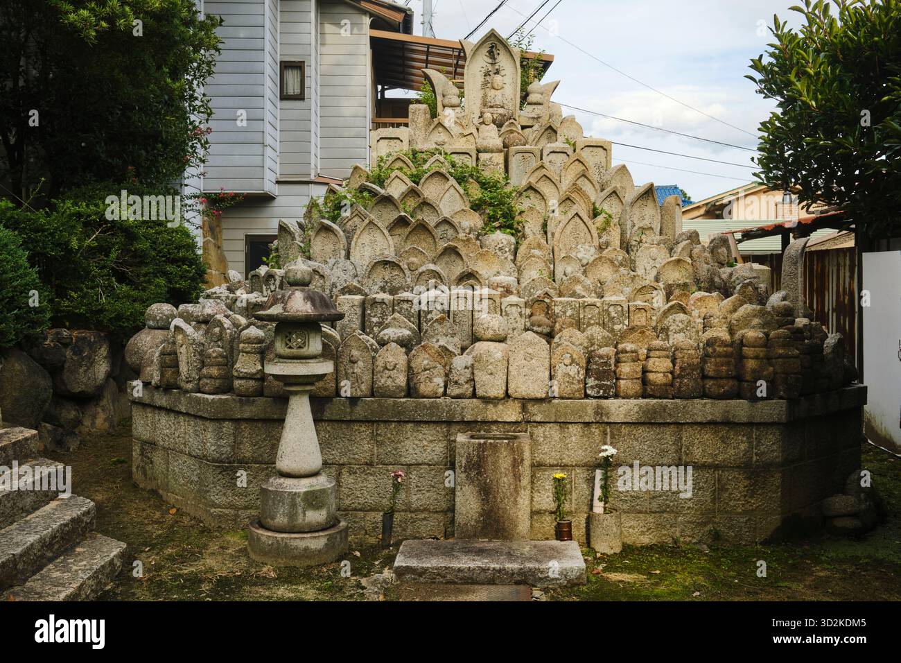 Buddhistische Statuen entlang des Tempelwegs in Onomichi Stockfoto