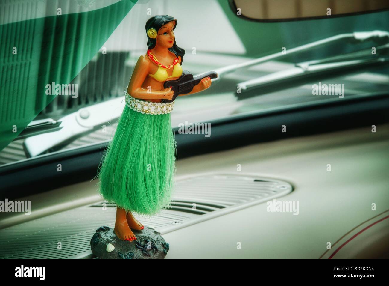 Hula Girl Figur auf dem Armaturenbrett für Oldtimer Stockfoto