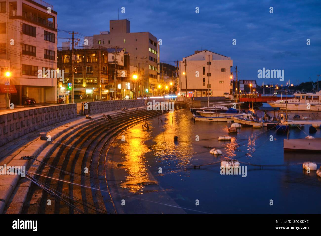 Blick auf Onomichi in der Abenddämmerung Stockfoto