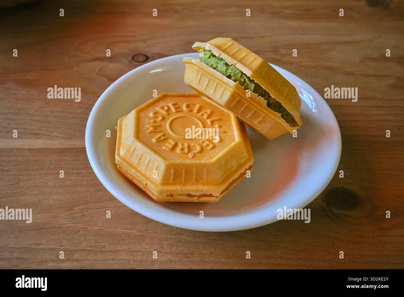 Zwei Stücke traditionelles japanisches Dessert namens Monaka. Monaka besteht aus einer süßen Füllung, die zwischen zwei knusprigen Waffeln eingelegt wird Stockfoto