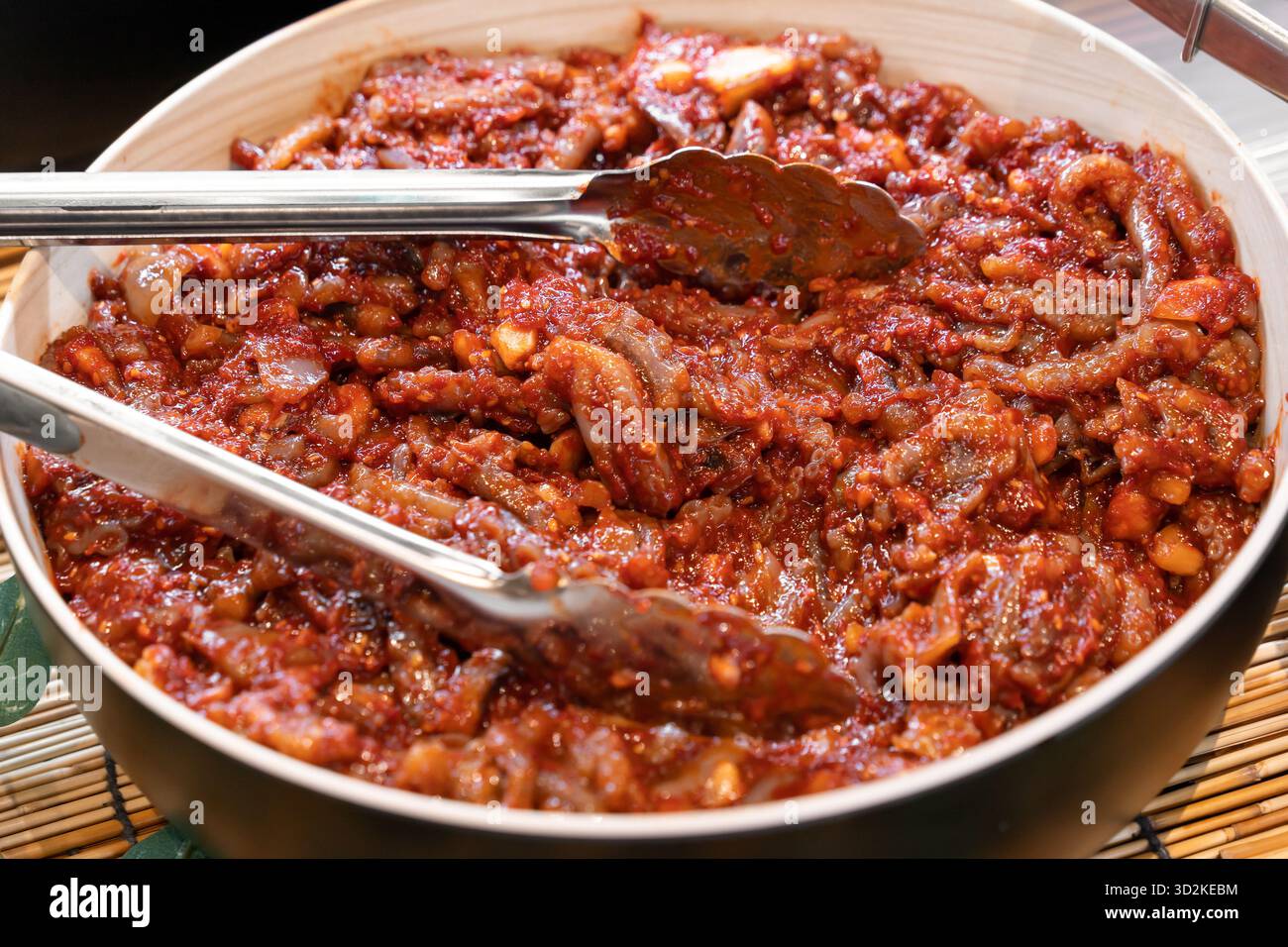 Gesalzene Baby-Tintenfisch fermentiert mit würzigen Gewürzen. Kühn, herzhaft und umami-reich. Stockfoto