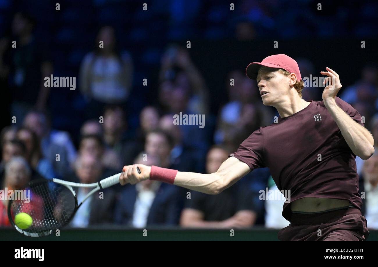 Paris, Fra. November 2025. Jannik Sinner in seinem Spiel gegen Alexander Zverev, 01.11.2025, Tennis, Rolex Paris Masters 2025, FRA, Paris, La Defense Arena. Foto: HMB Media/Alamy Live News Stockfoto