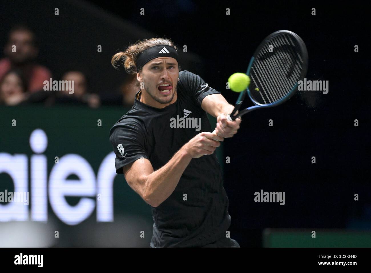 Paris, Fra. November 2025. Alexander Zverev in seinem Spiel gegen Jannik Sinner, 01.11.2025, Tennis, Rolex Paris Masters 2025, FRA, Paris, La Defense Arena. Foto: HMB Media/Alamy Live News Stockfoto