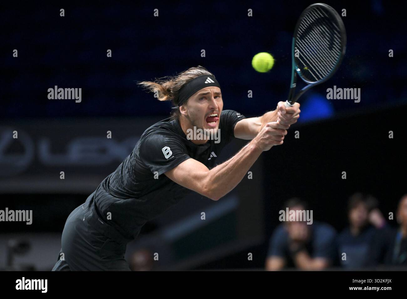 Paris, Fra. November 2025. Alexander Zverev in seinem Spiel gegen Jannik Sinner, 01.11.2025, Tennis, Rolex Paris Masters 2025, FRA, Paris, La Defense Arena. Foto: HMB Media/Alamy Live News Stockfoto