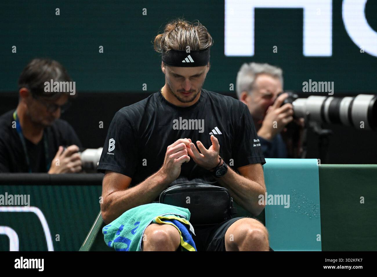 Paris, Fra. November 2025. Alexander Zverev in seinem Spiel gegen Jannik Sinner, 01.11.2025, Tennis, Rolex Paris Masters 2025, FRA, Paris, La Defense Arena. Foto: HMB Media/Alamy Live News Stockfoto