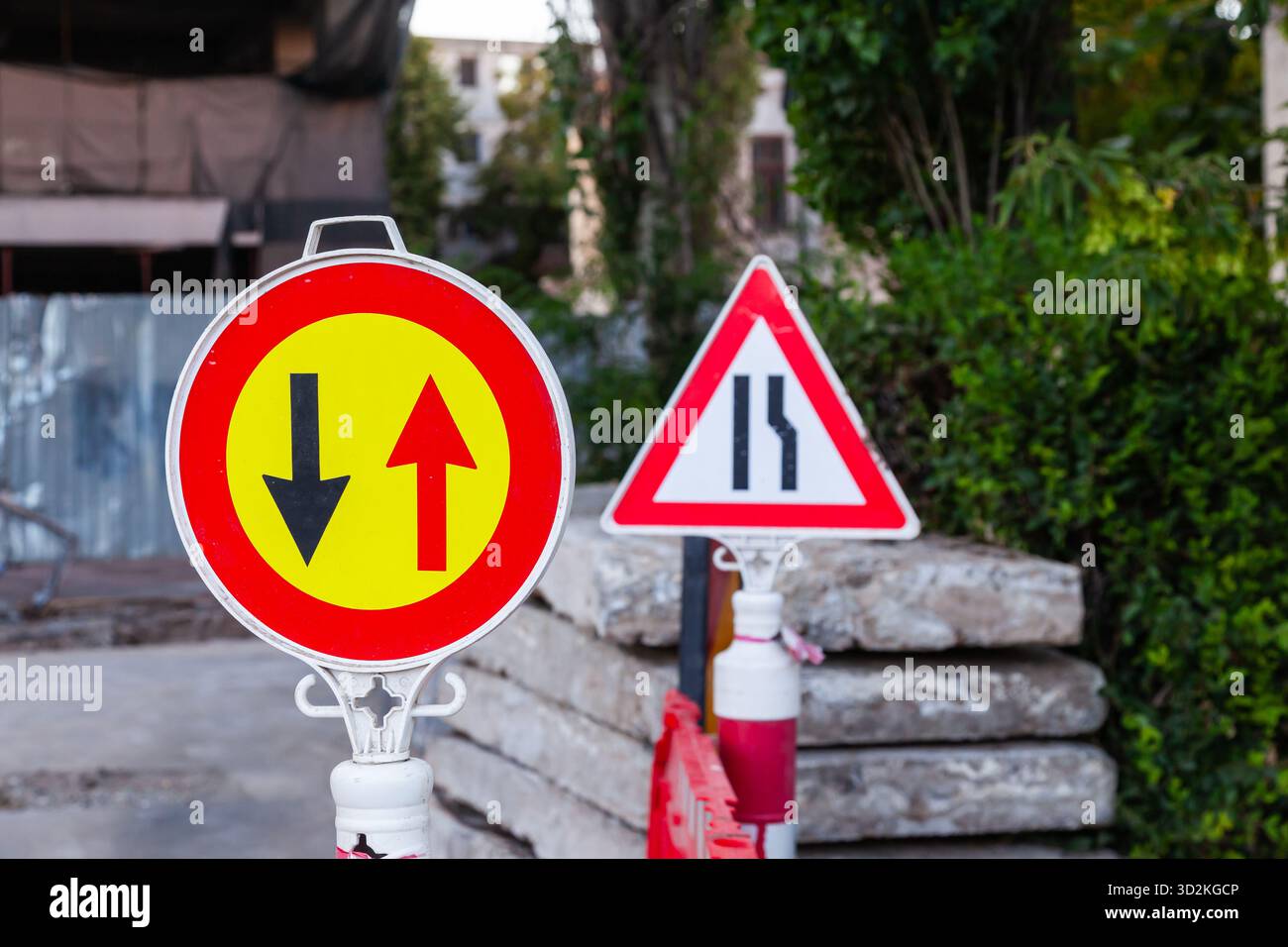 Warnschilder und Kunststoffzäune auf einer Baustelle. Stockfoto