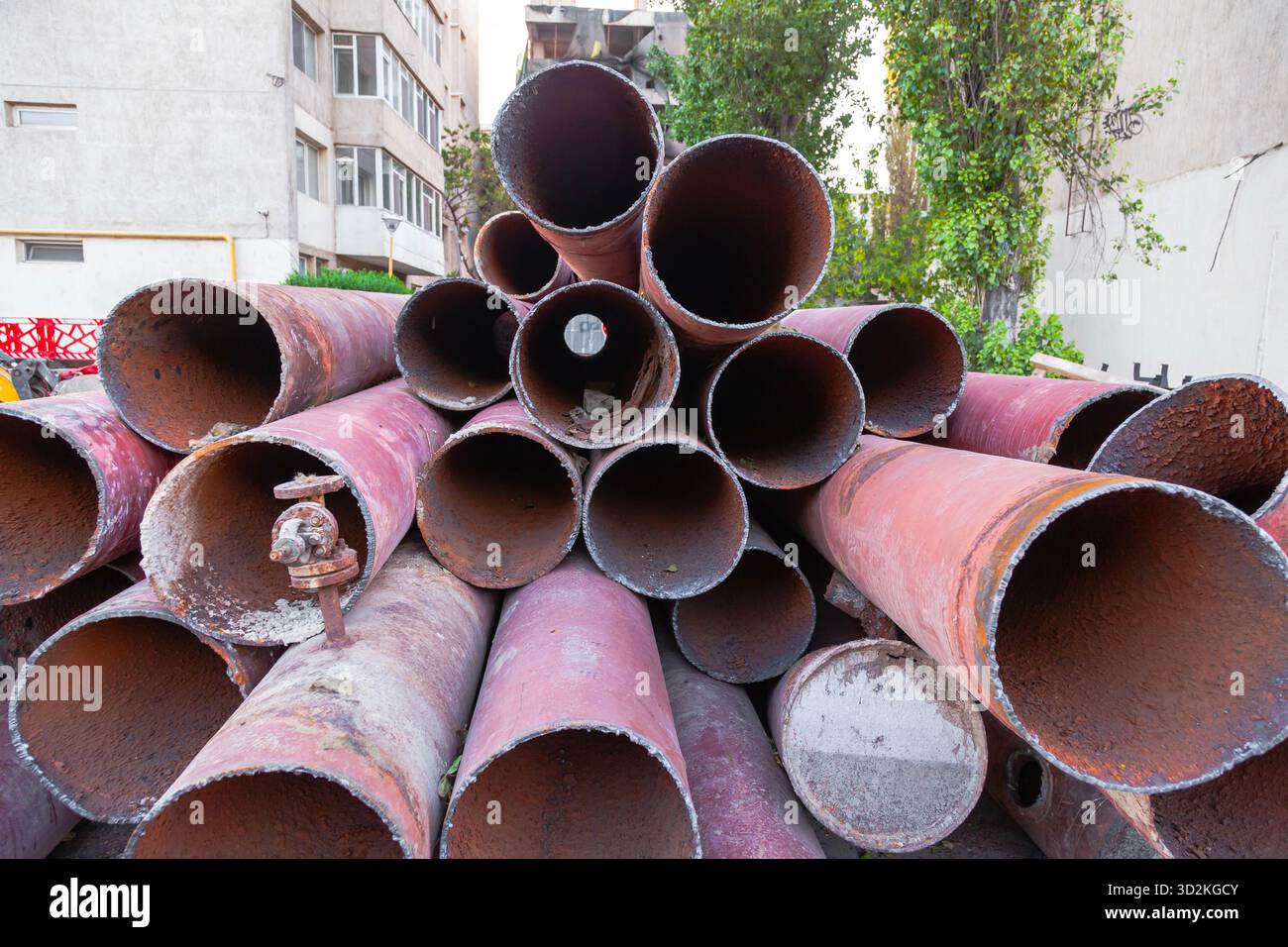Reparatur des städtischen Wasserversorgungssystems. Entfernen alter Leitungen. Stockfoto