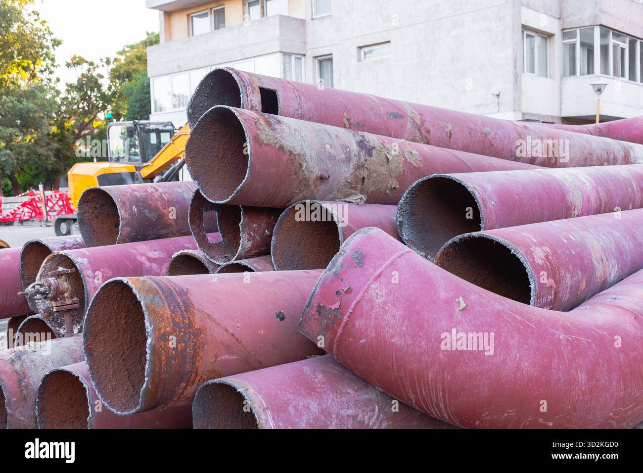 Reparatur des städtischen Wasserversorgungssystems. Entfernen alter Leitungen. Stockfoto