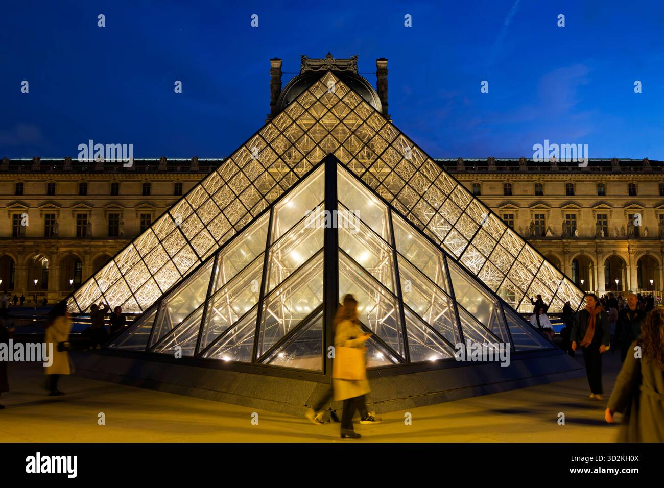Paris, Frankreich. November 2025. Mondlicht auf der Glas- und Metallpyramide, Cour Napoléon am 1. November 2025 im Louvre in Paris. Quelle: Bernard Menigault/Alamy Live News Stockfoto
