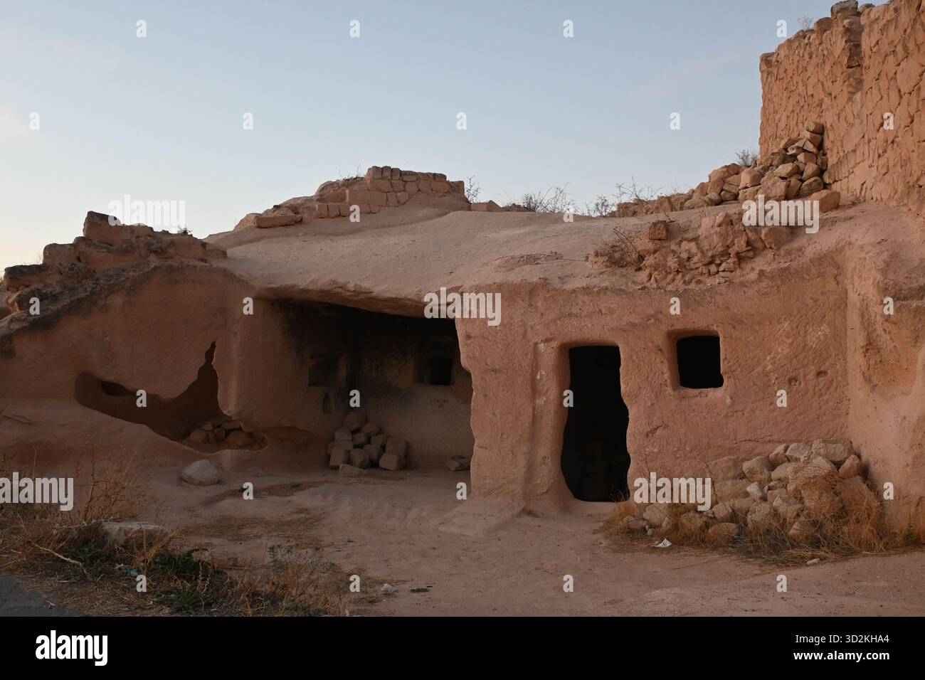 Vulkanische Felsformationen und Höhlenhäuser in Kappadokien, Türkei Stockfoto