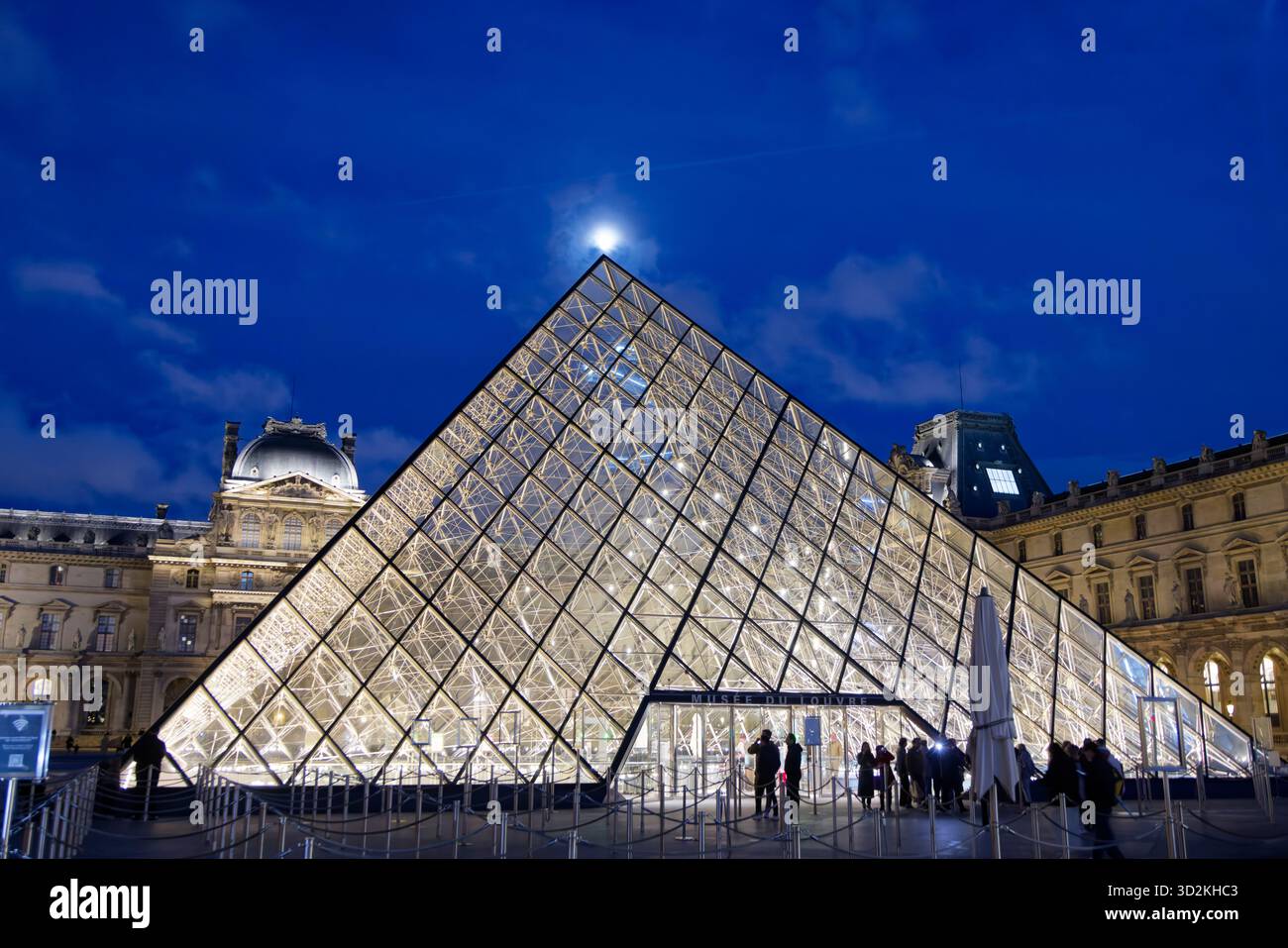 Paris, Frankreich. November 2025. Mondlicht auf der Glas- und Metallpyramide, Cour Napoléon am 1. November 2025 im Louvre in Paris. Quelle: Bernard Menigault/Alamy Live News Stockfoto