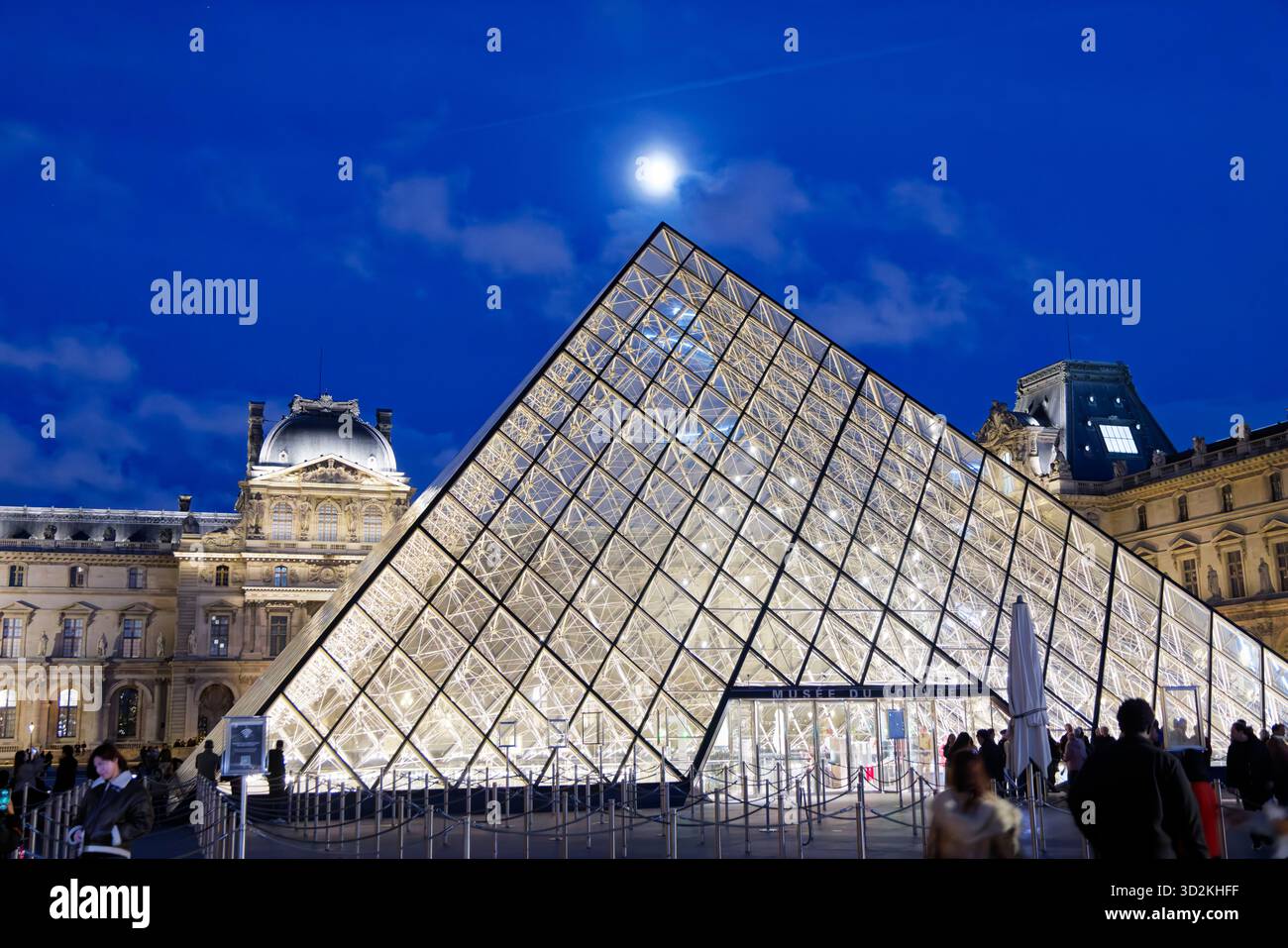 Paris, Frankreich. November 2025. Mondlicht auf der Glas- und Metallpyramide, Cour Napoléon am 1. November 2025 im Louvre in Paris. Quelle: Bernard Menigault/Alamy Live News Stockfoto