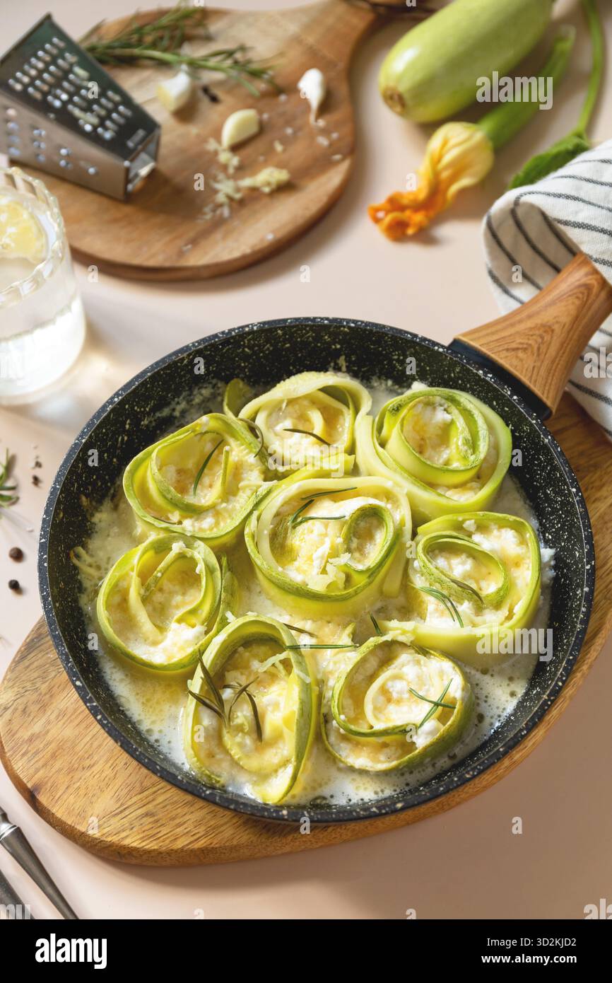 Köstliche Zucchini-Brötchen in cremiger Käsesauce für Gourmet-Mahlzeiten. Stockfoto