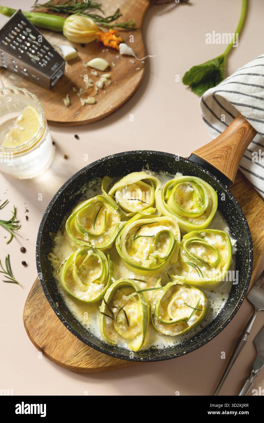 Köstliche Zucchini-Brötchen in cremiger Käsesauce für Gourmet-Mahlzeiten. Stockfoto