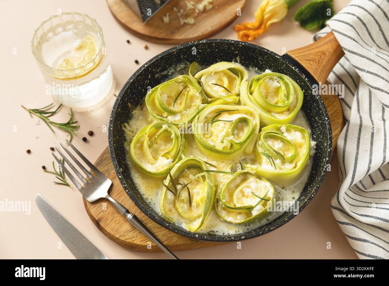 Köstliche Zucchini-Brötchen in cremiger Käsesauce für Gourmet-Mahlzeiten Stockfoto