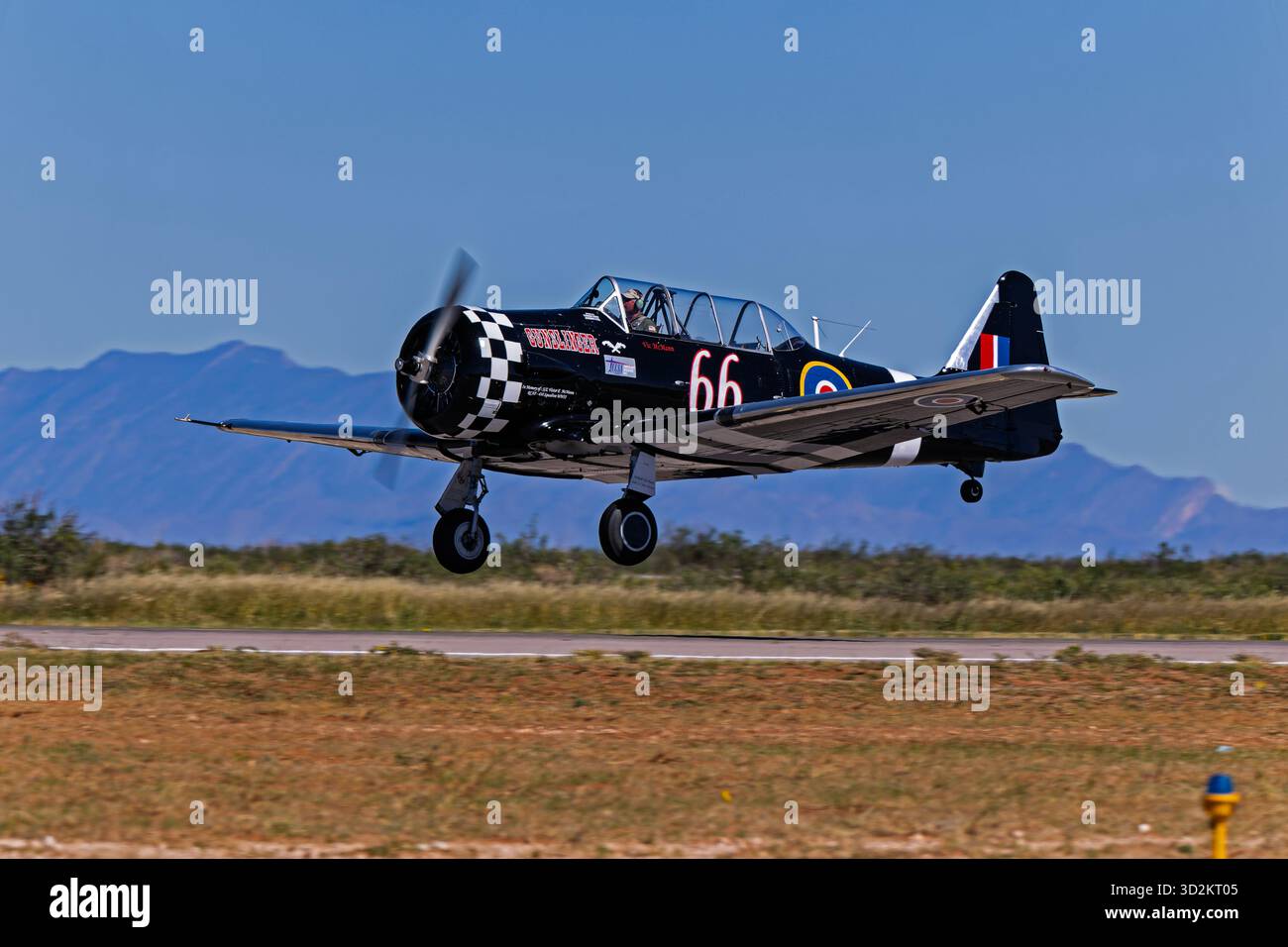 Sky Fiesta 2025 10-25-2025 Las Cruces NM USA Piloten, die am Demonstrationsrennen der AT-6-Klasse bei der Sky Fiesta 2025 Airshow und Air Races in La teilnehmen Stockfoto