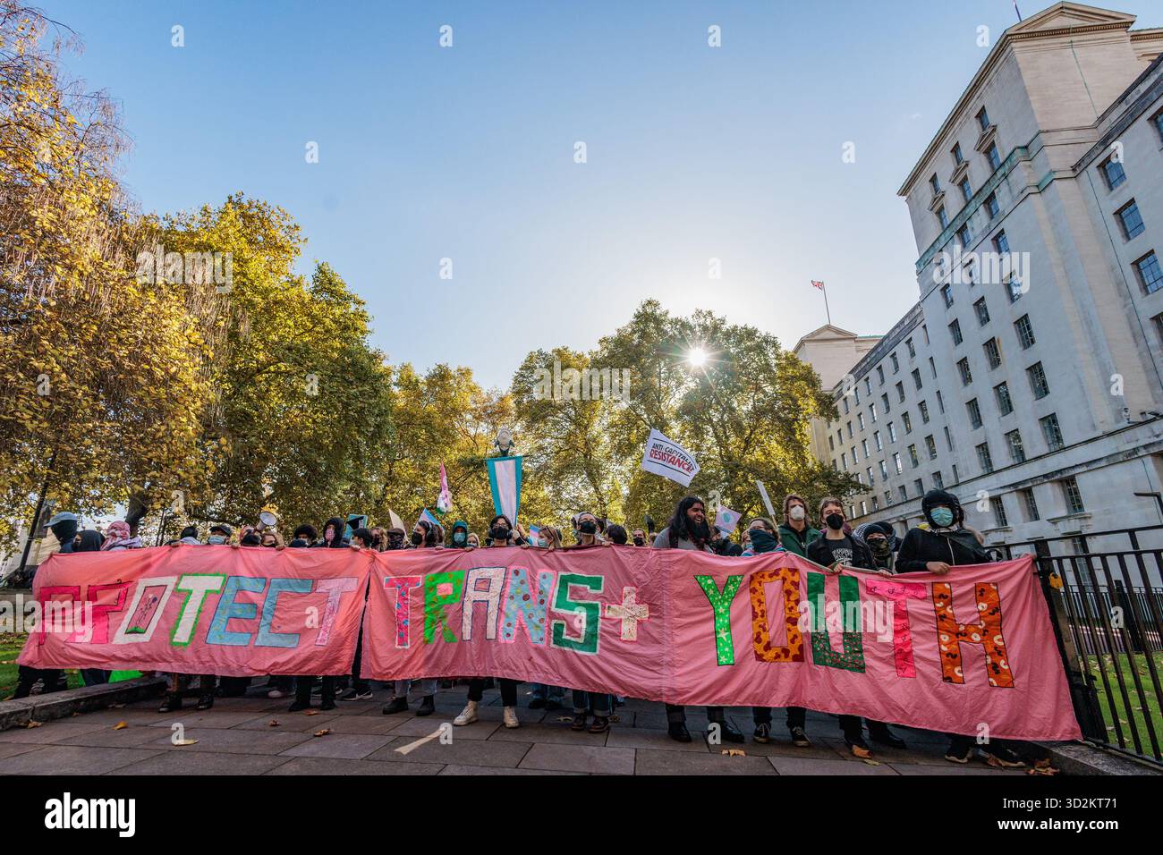 London, Großbritannien. November 2025. Trans-Rechteaktivisten stehen hinter einem Banner bei einem Protest in Victoria Embankment Gardens, der als "nicht die TERFs, nicht der Staat, wir entscheiden unser eigenes Schicksal" bezeichnet wird und als Gegenprotest zu einem "199 Tage später"-marsch von Frauen-Gruppen organisiert wurde. Frauengruppen fordern, dass das Transgender-Urteil des Obersten Gerichtshofs in der lokalen und nationalen Regierung "vollständig umgesetzt" wird, während Trans-Rechte-Gruppen entschieden gegen die Umsetzung transphober Rechtsvorschriften sind. Quelle: Mark Kerrison/Alamy Live News Stockfoto