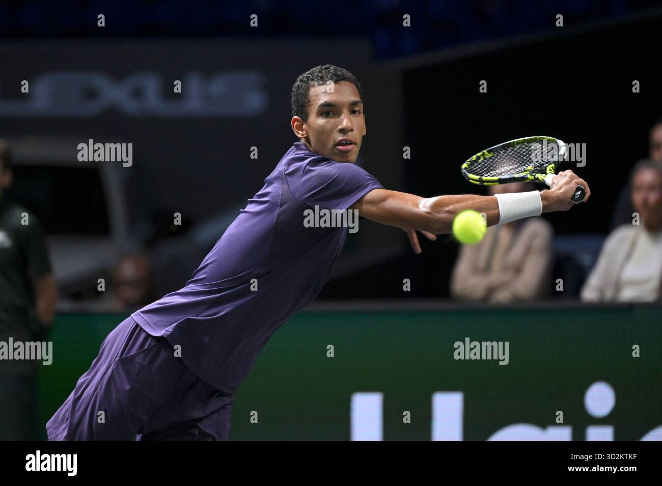 Felix Auger-Aliassime in seinem Spiel gegen Alexander Bublik, 01.11.2025, Tennis, Rolex Paris Masters 2025, FRA, Paris, La Defense Arena. Stockfoto