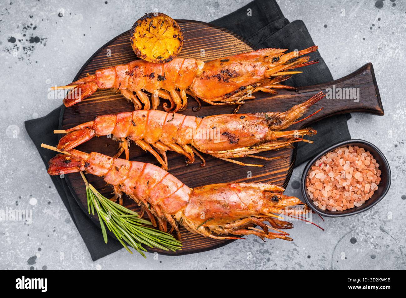 Fischspieße mit gegrillten roten argentinischen Garnelen, Garnelen Langostino Austral. Grauer Hintergrund. Draufsicht. Stockfoto